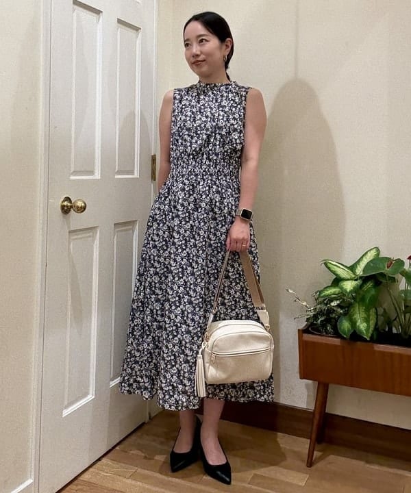 BEAMS HEARTの小花 タイカラー ワンピースを使ったコーディネートを紹介します。｜Rakuten Fashion(楽天ファッション／旧楽天ブランドアベニュー)6179926