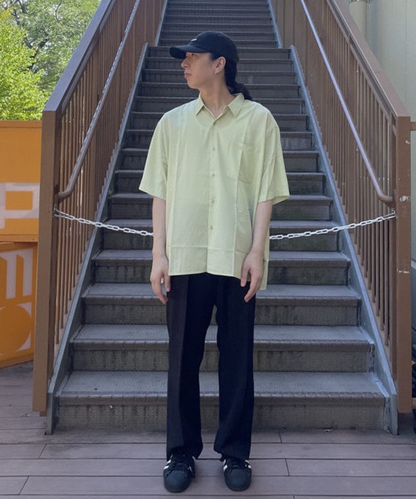 BEAMS MENのストライプ 2タック ワイドパンツを使ったコーディネートを紹介します。｜Rakuten Fashion(楽天ファッション／旧楽天ブランドアベニュー)6179932