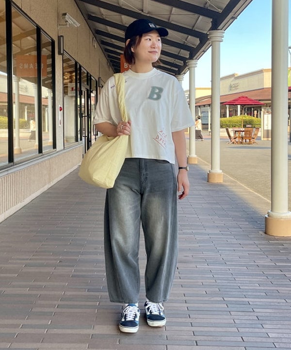 BEAMS HEARTのデニム コクーン パンツを使ったコーディネートを紹介します。｜Rakuten Fashion(楽天ファッション／旧楽天ブランドアベニュー)6179996