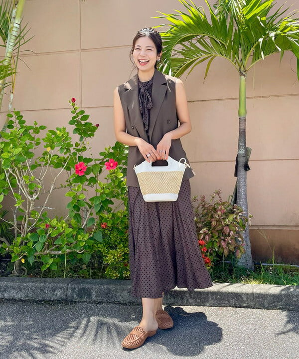 BEAMS HEARTの【秋まで使える】フロッキードット サテン ボウタイブラウス 25AW ノースリーブ きれいめ お仕事 オフィス オンオフ兼用を使ったコーディネートを紹介します。｜Rakuten Fashion(楽天ファッション／旧楽天ブランドアベニュー)6180027