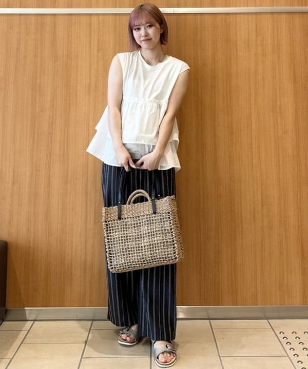 BEAMS HEARTの【洗濯機洗い可】コンビティアード プルオーバー 25SS ノースリーブ シルエット デザイントップスを使ったコーディネートを紹介します。｜Rakuten Fashion(楽天ファッション／旧楽天ブランドアベニュー)6180072