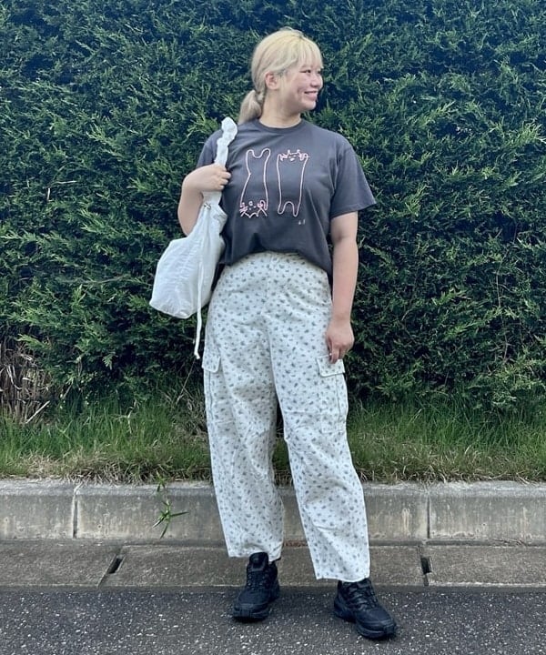 BEAMS HEARTの小花柄 カーゴパンツを使ったコーディネートを紹介します。｜Rakuten Fashion(楽天ファッション／旧楽天ブランドアベニュー)6180093