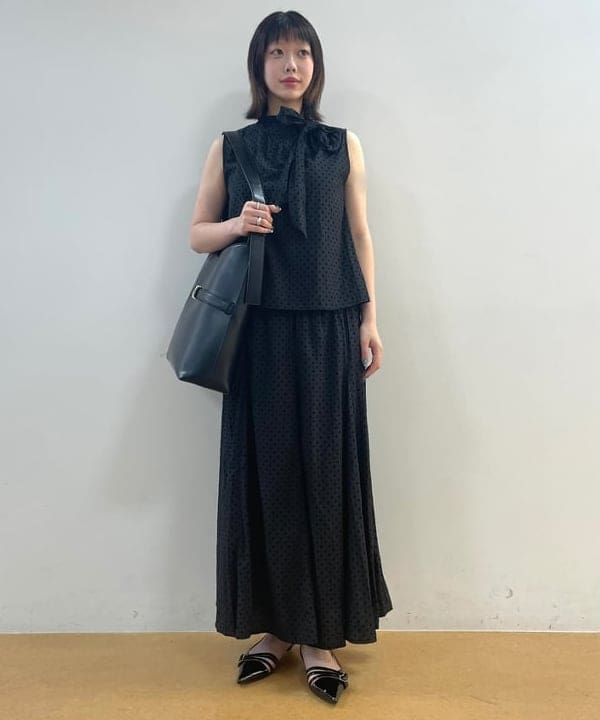 BEAMS HEARTの【秋まで使える】フロッキードット サテン ボウタイブラウス 25AW ノースリーブ きれいめ お仕事 オフィス オンオフ兼用を使ったコーディネートを紹介します。｜Rakuten Fashion(楽天ファッション／旧楽天ブランドアベニュー)6180097