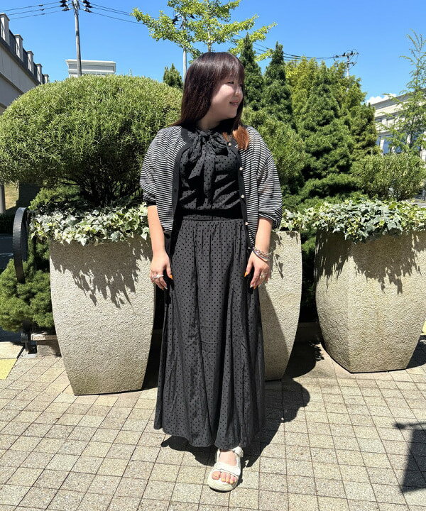 BEAMS HEARTの【秋まで使える】フロッキードット サテン ボウタイブラウス 25AW ノースリーブ きれいめ お仕事 オフィス オンオフ兼用を使ったコーディネートを紹介します。｜Rakuten Fashion(楽天ファッション／旧楽天ブランドアベニュー)6180145