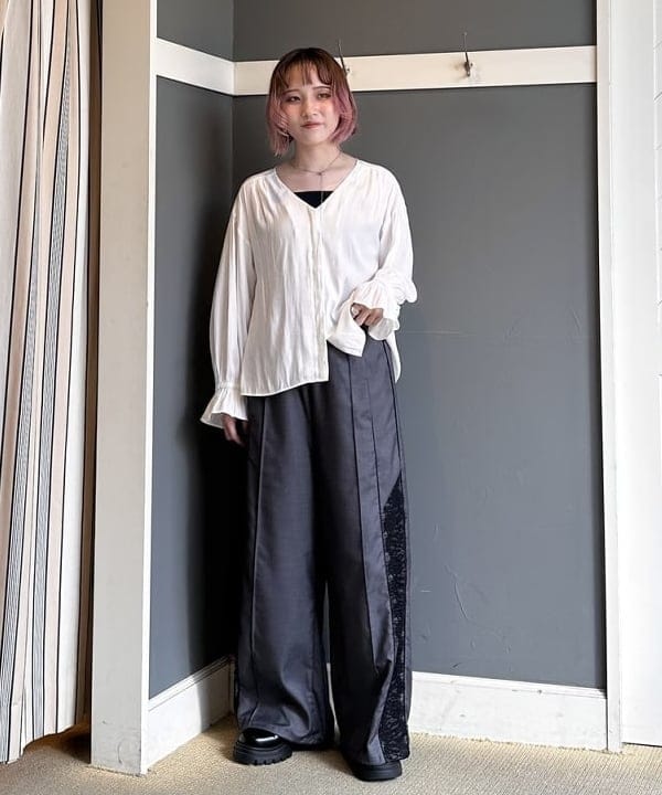 B:MING LIFE STORE by BEAMSの【洗える】Vネック ギャザー ブラウス(S~M)を使ったコーディネートを紹介します。｜Rakuten Fashion(楽天ファッション／旧楽天ブランドアベニュー)6180080