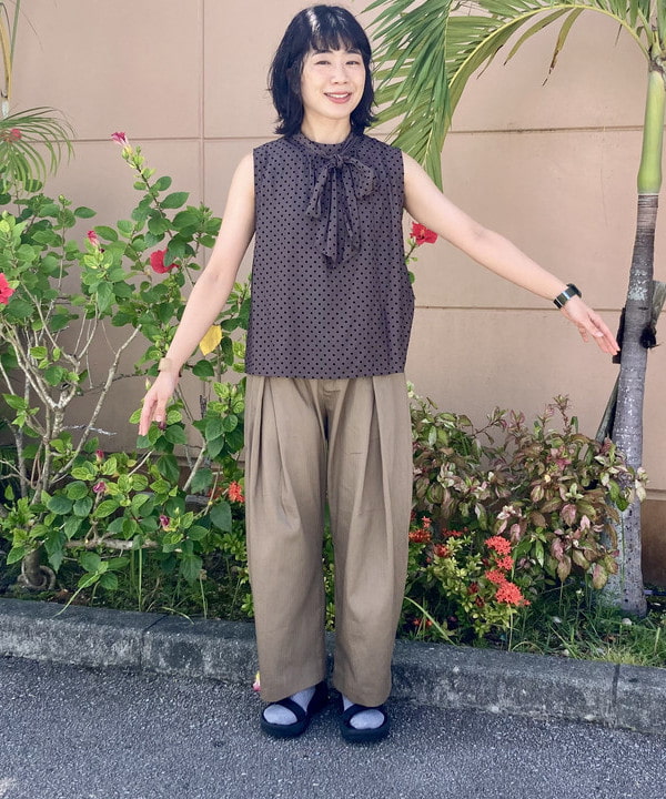 BEAMS HEARTの【秋まで使える】フロッキードット サテン ボウタイブラウス 25AW ノースリーブ きれいめ お仕事 オフィス オンオフ兼用を使ったコーディネートを紹介します。｜Rakuten Fashion(楽天ファッション／旧楽天ブランドアベニュー)6179552