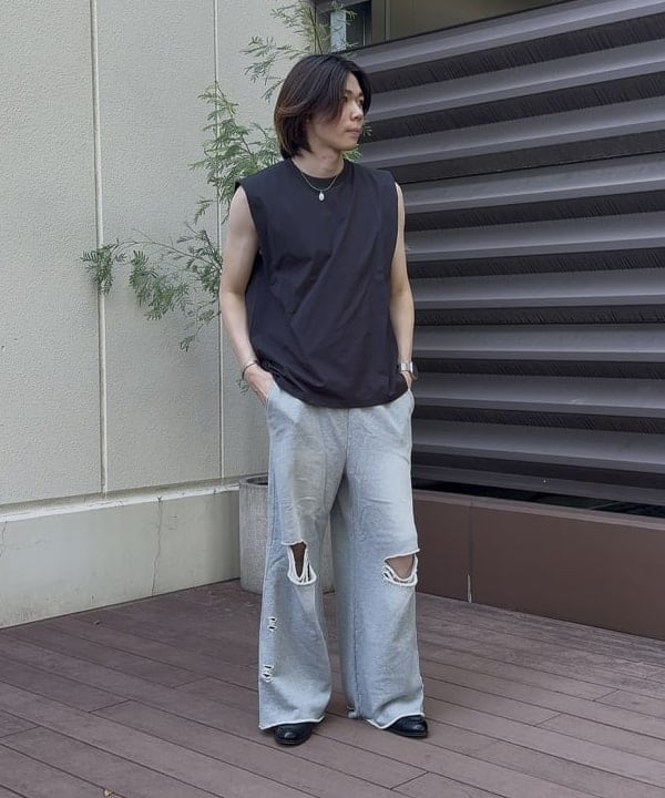 BEAMS HEARTの【9/25新規値下げ】ダメージ スウェット パンツを使ったコーディネートを紹介します。｜Rakuten Fashion(楽天ファッション／旧楽天ブランドアベニュー)6180438