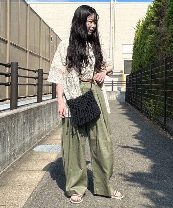 BEAMS HEARTのかさね タック パンツを使ったコーディネートを紹介します。｜Rakuten Fashion(楽天ファッション／旧楽天ブランドアベニュー)6180451