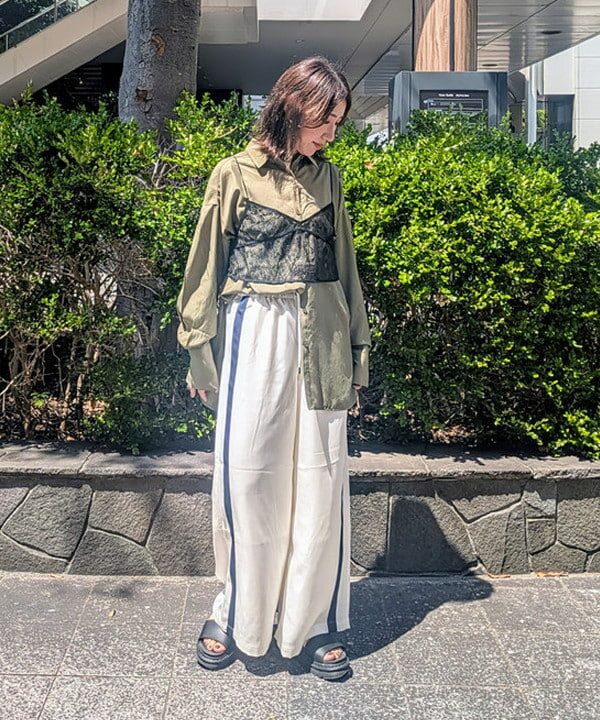 BEAMS HEARTのサテン ライン トラックパンツを使ったコーディネートを紹介します。｜Rakuten Fashion(楽天ファッション／旧楽天ブランドアベニュー)6181085