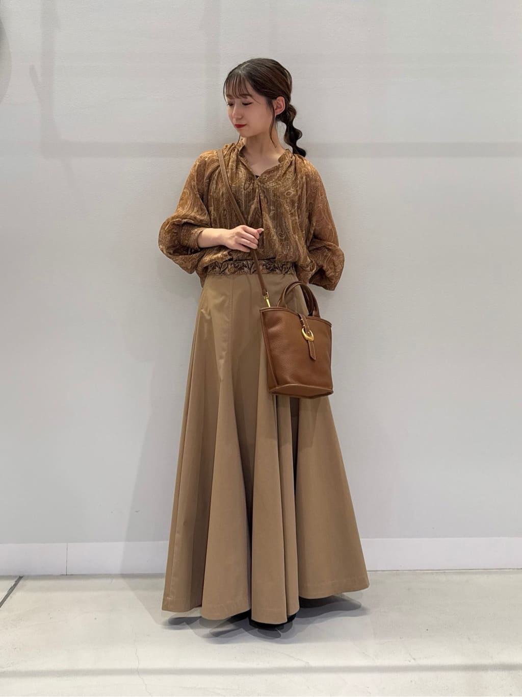 Vinのペイズリープリントシアーブラウスを使ったコーディネートを紹介します。｜Rakuten Fashion(楽天ファッション／旧楽天ブランドアベニュー)6188861