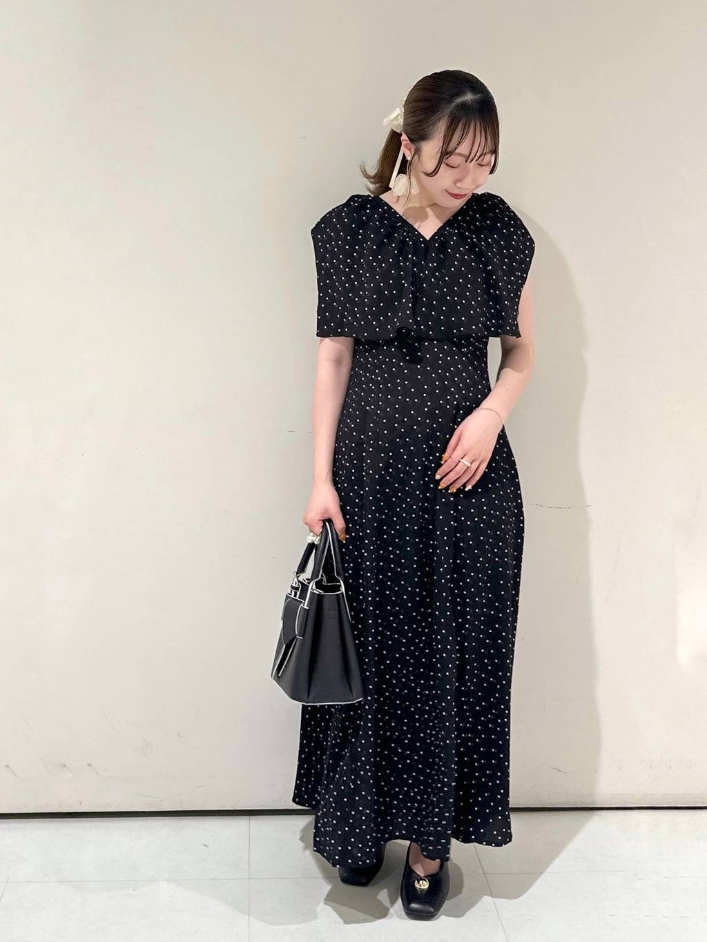 mysty womanのドットプリントスクエアカラーワンピースを使ったコーディネートを紹介します。｜Rakuten Fashion(楽天ファッション／旧楽天ブランドアベニュー)6191882