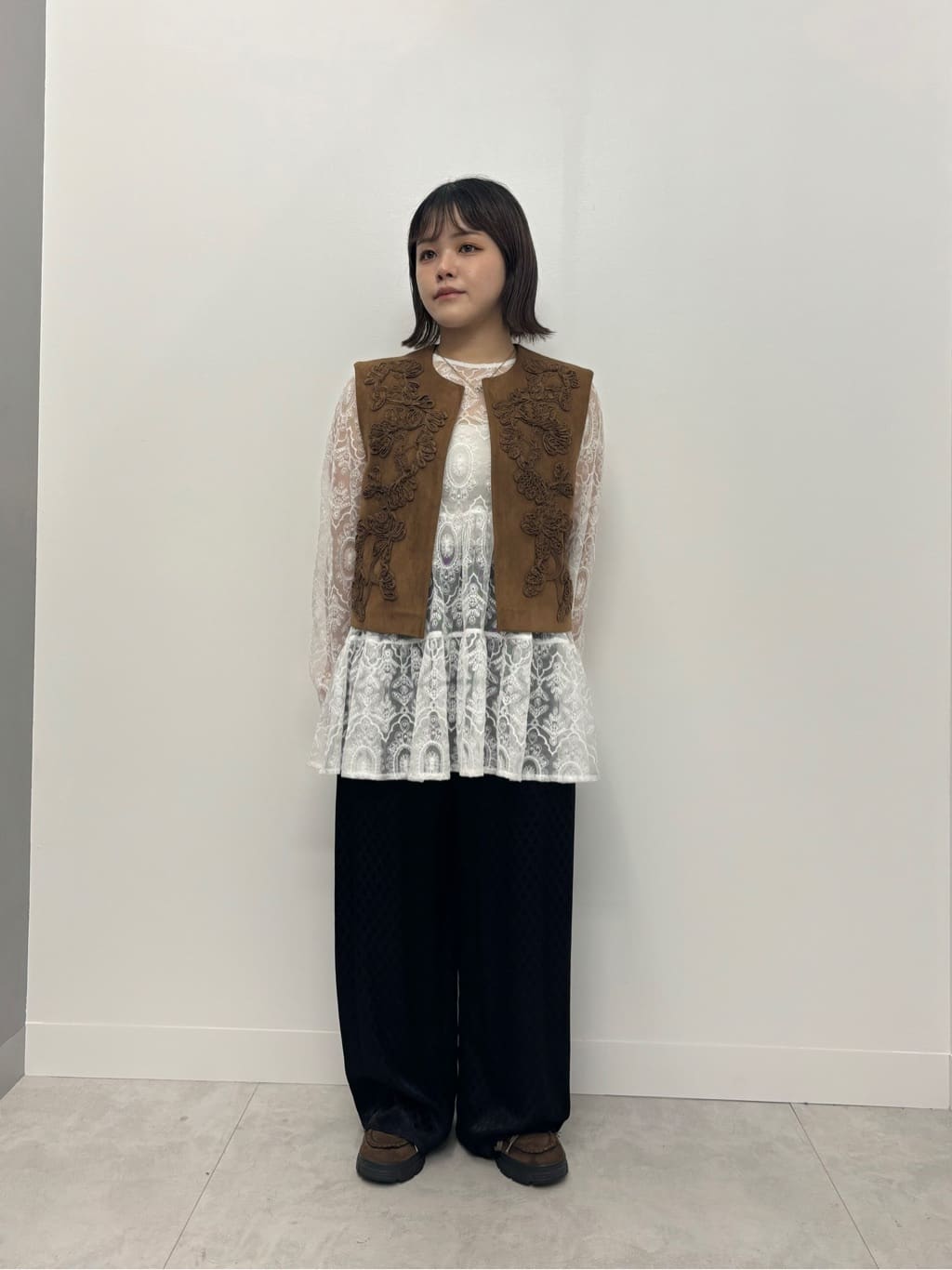 Vinのフェイクスウェード刺繍ベストを使ったコーディネートを紹介します。｜Rakuten Fashion(楽天ファッション／旧楽天ブランドアベニュー)6195311