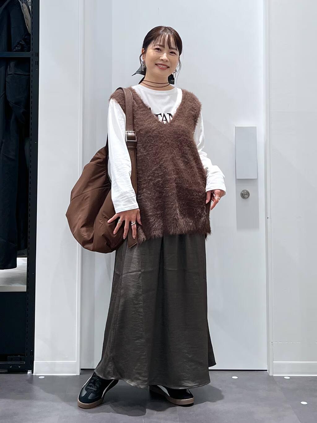 LAKOLEのシャギーニットベストを使ったコーディネートを紹介します。｜Rakuten Fashion(楽天ファッション／旧楽天ブランドアベニュー)6196639