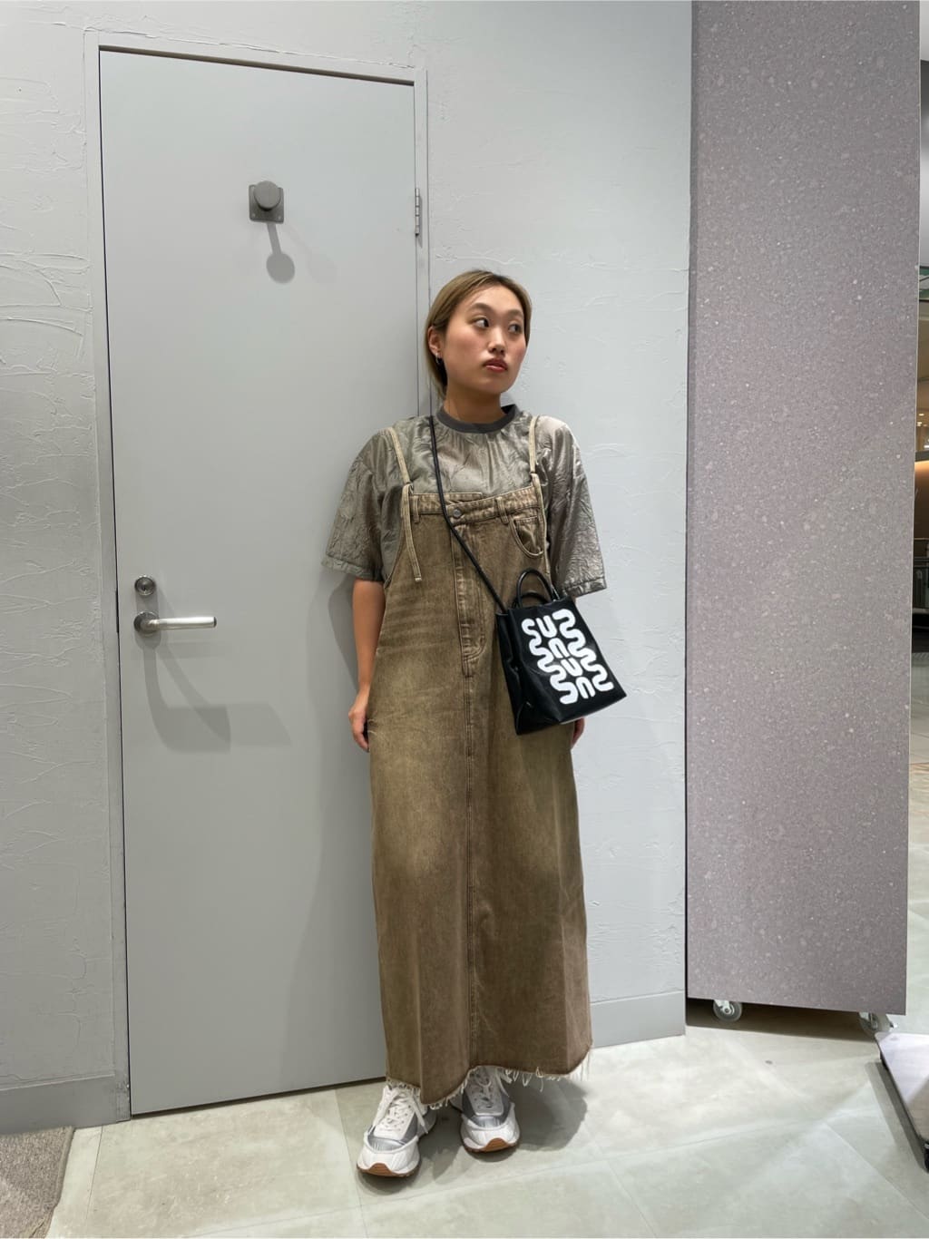 LASUDのアシメフロントデニムジャンパースカート(beige,brown)を使ったコーディネートを紹介します。｜Rakuten Fashion(楽天ファッション／旧楽天ブランドアベニュー)6202089