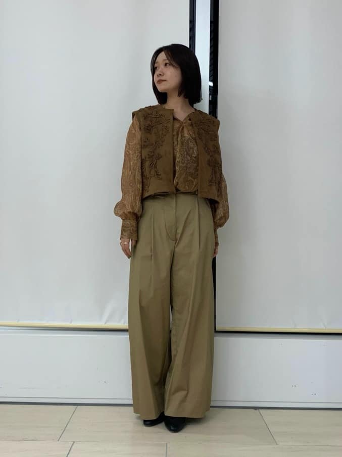 Vinのフェイクスウェード刺繍ベストを使ったコーディネートを紹介します。｜Rakuten Fashion(楽天ファッション／旧楽天ブランドアベニュー)6202116