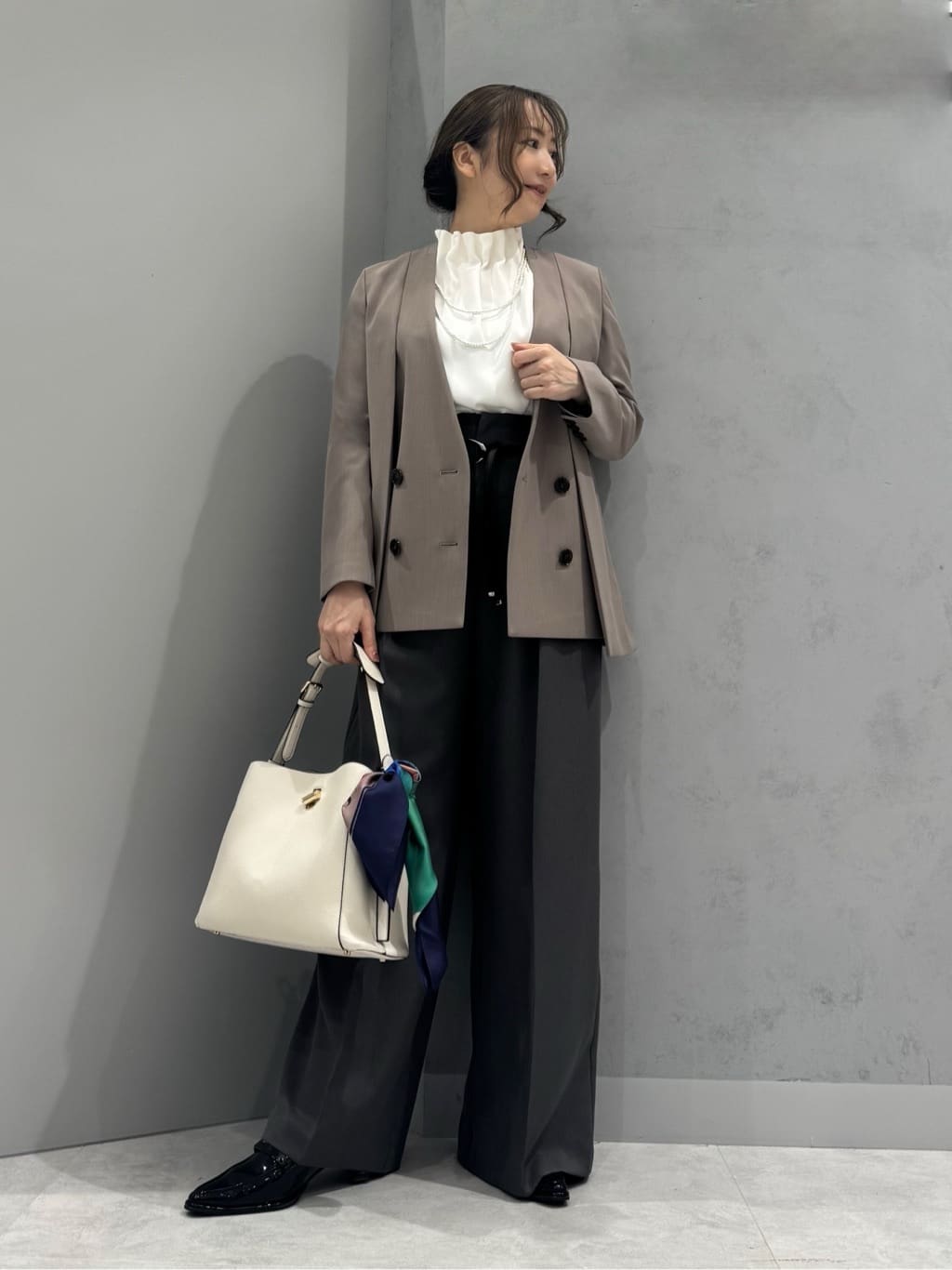 Vinのギャザーネックブラウスを使ったコーディネートを紹介します。｜Rakuten Fashion(楽天ファッション／旧楽天ブランドアベニュー)6204292