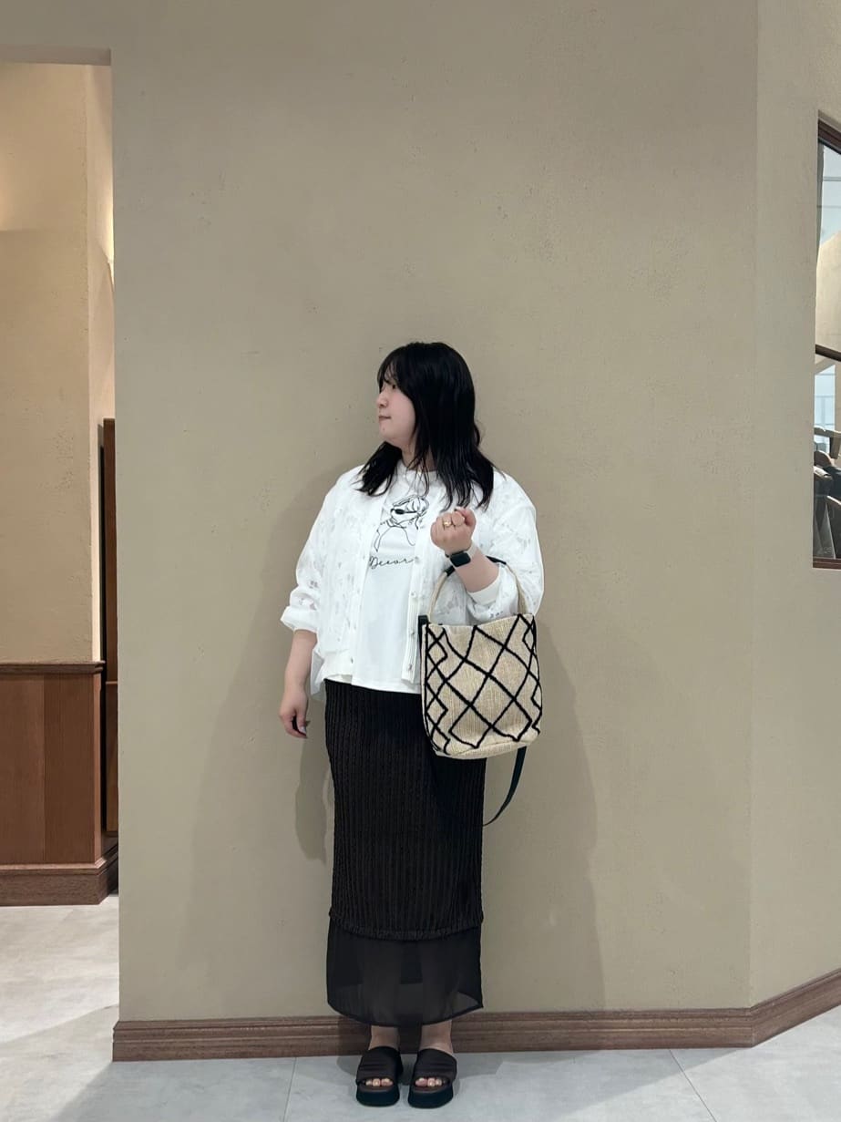 Vinのレディモチーフ刺繍Tシャツを使ったコーディネートを紹介します。｜Rakuten Fashion(楽天ファッション／旧楽天ブランドアベニュー)6204636