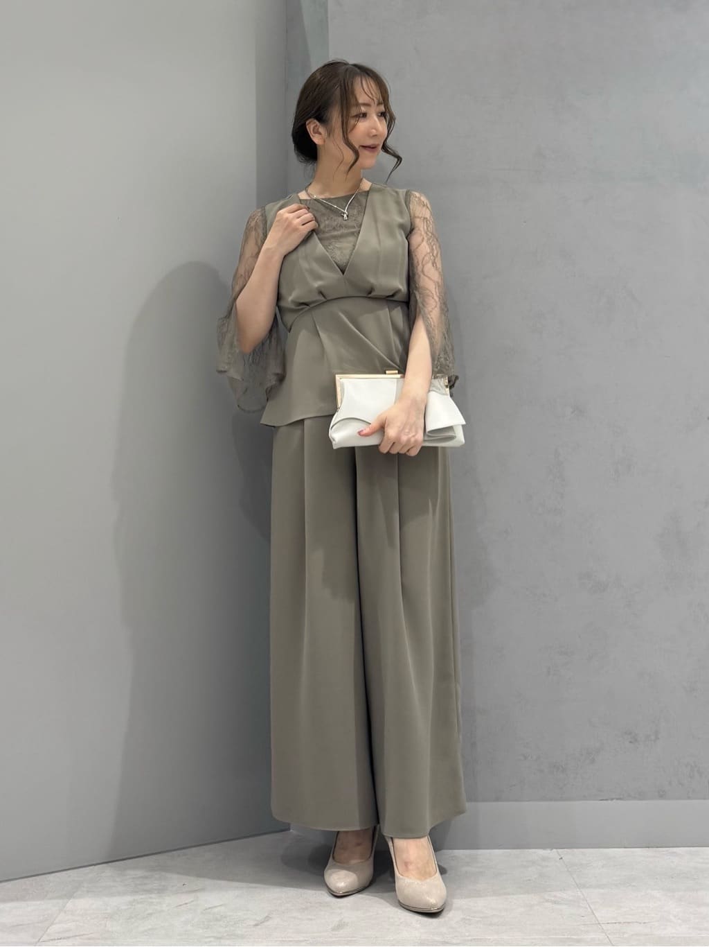 Vinのレースブラウスドッキングジレ&パンツセットアップを使ったコーディネートを紹介します。｜Rakuten Fashion(楽天ファッション／旧楽天ブランドアベニュー)6208313