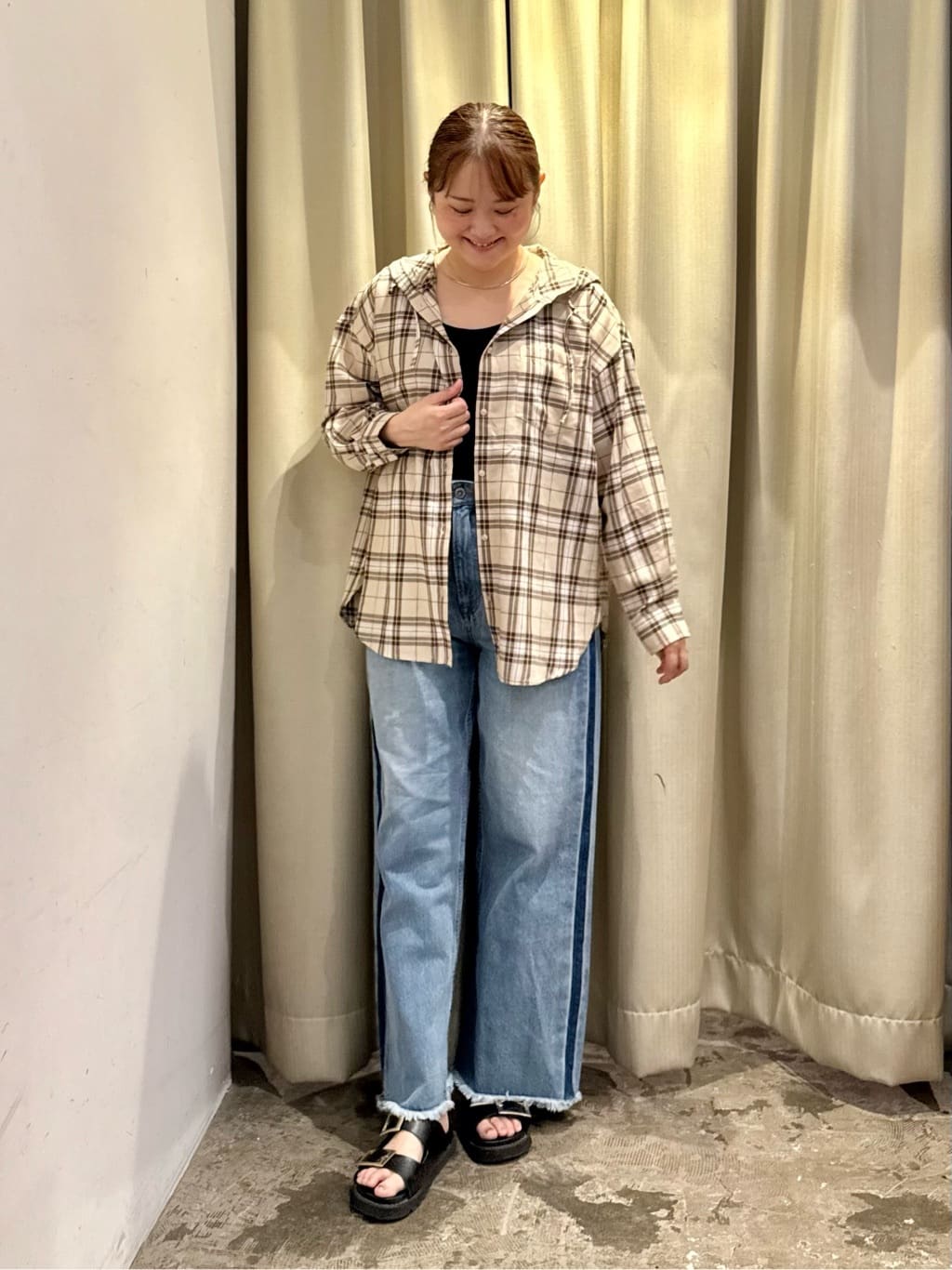 AMERICAN HOLICのサイドラインデニムを使ったコーディネートを紹介します。｜Rakuten Fashion(楽天ファッション／旧楽天ブランドアベニュー)6217271