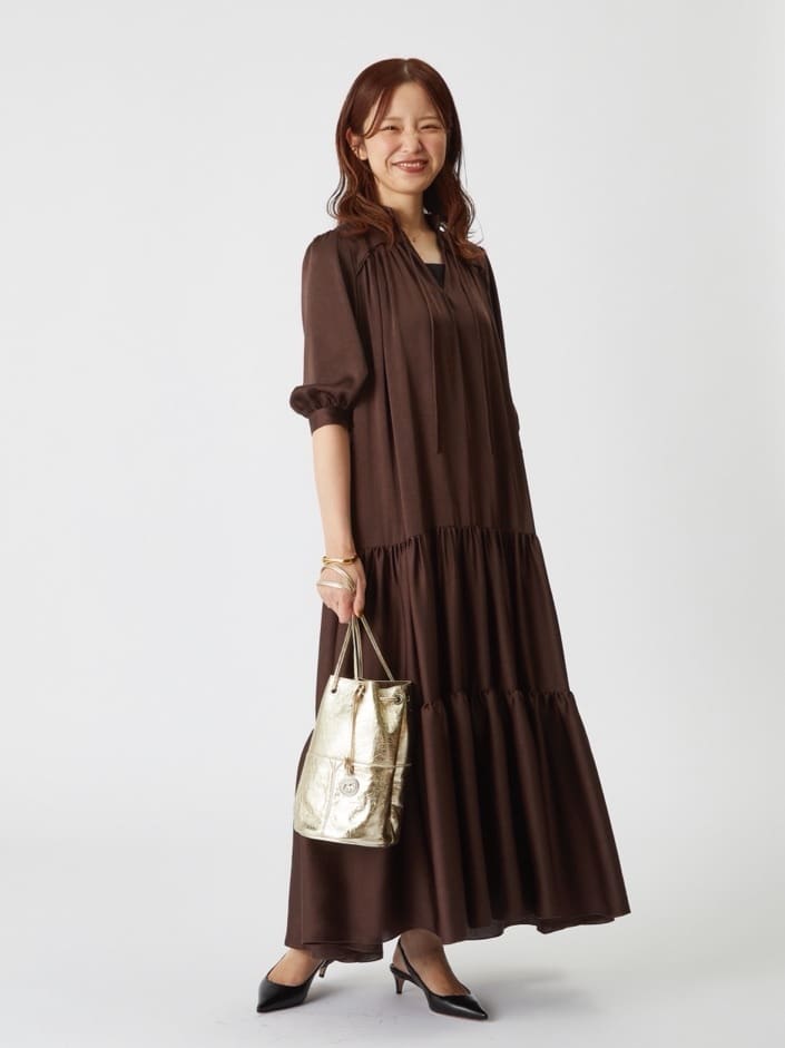 1er Arrondissementのサテンティアードワンピースを使ったコーディネートを紹介します。｜Rakuten Fashion(楽天ファッション／旧楽天ブランドアベニュー)6221331