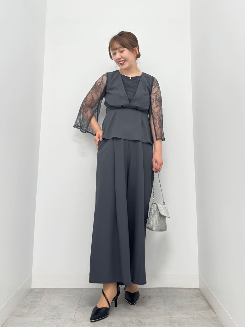 Vinのレースブラウスドッキングジレ&パンツセットアップを使ったコーディネートを紹介します。｜Rakuten Fashion(楽天ファッション／旧楽天ブランドアベニュー)6222417