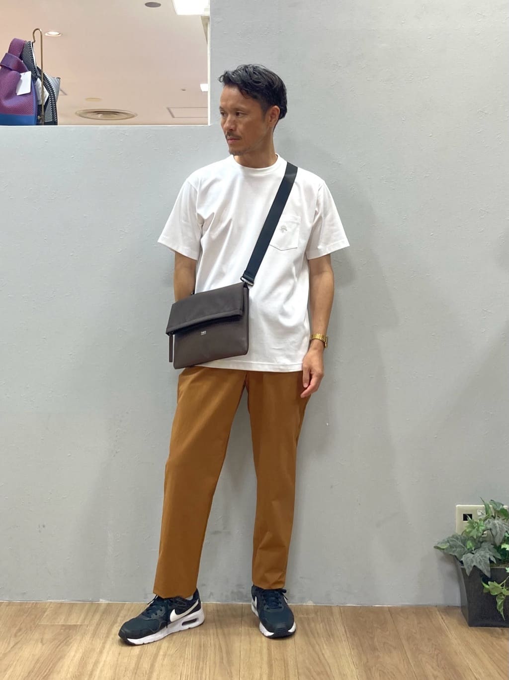 TAKEO KIKUCHIの【COOL CITY WEAR】ワンポイント刺しゅう ポケットTシャツ /接触冷感を使ったコーディネートを紹介します。｜Rakuten Fashion(楽天ファッション／旧楽天ブランドアベニュー)6225328