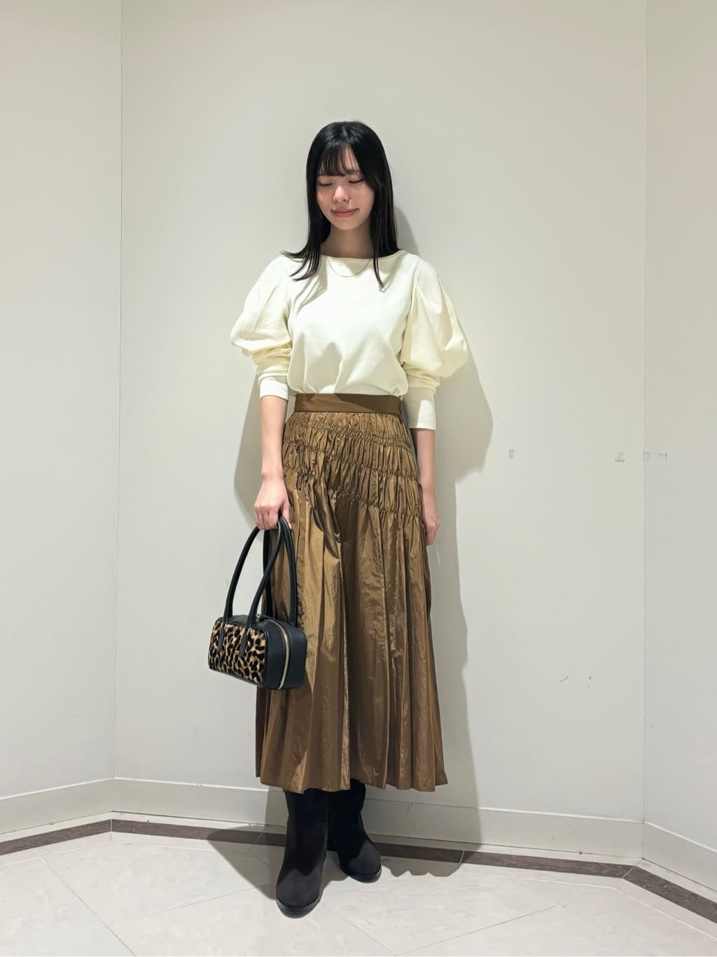 allurevilleのナイロンタフタシャーリングスカートを使ったコーディネートを紹介します。｜Rakuten Fashion(楽天ファッション／旧楽天ブランドアベニュー)6227143