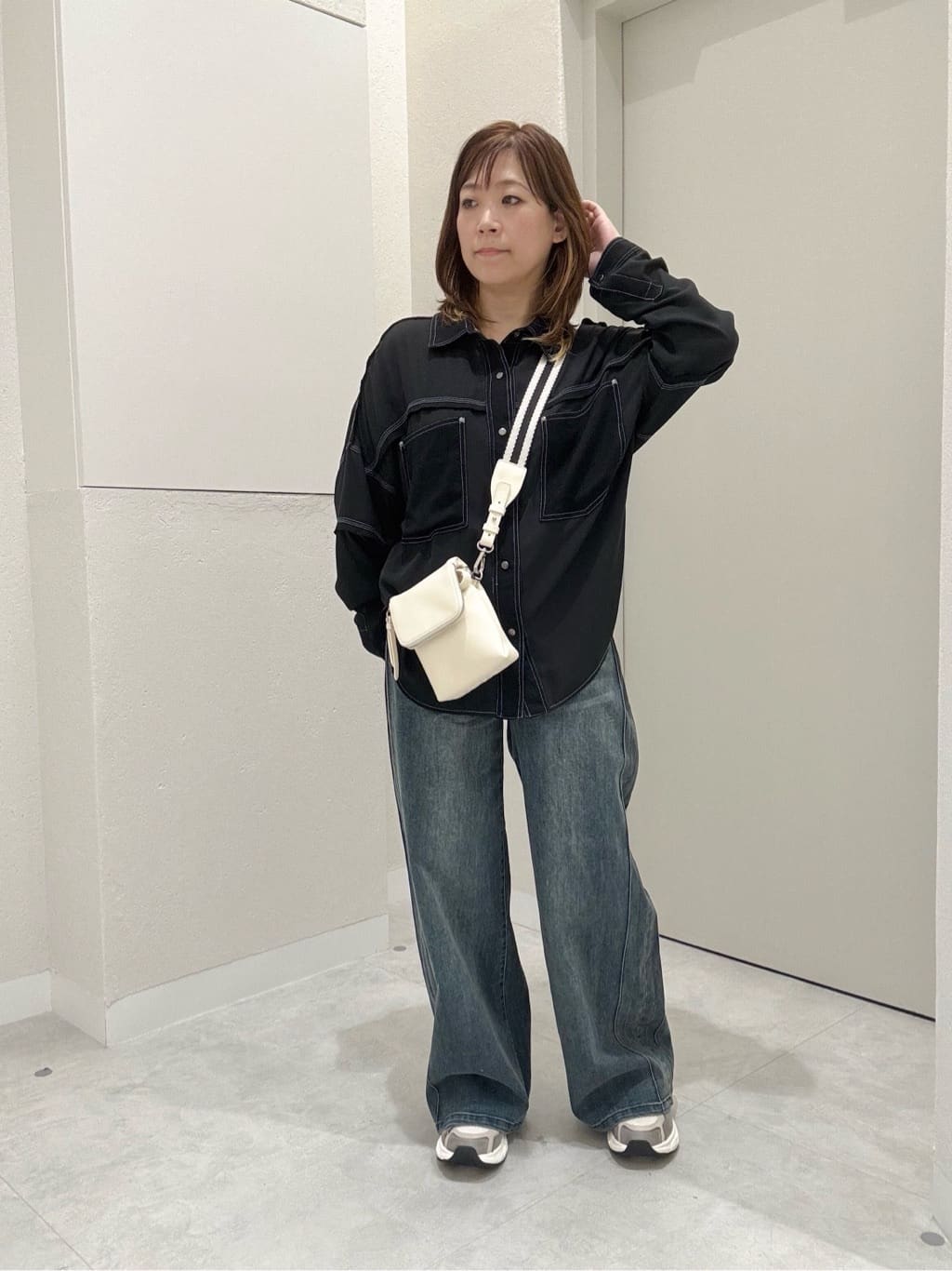 Vinのサイドタックストレッチデニムパンツを使ったコーディネートを紹介します。｜Rakuten Fashion(楽天ファッション／旧楽天ブランドアベニュー)6229514