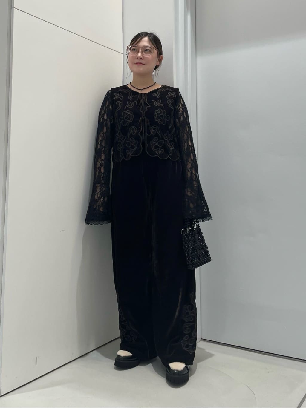 Vinのレース刺繍ベロアベストを使ったコーディネートを紹介します。｜Rakuten Fashion(楽天ファッション／旧楽天ブランドアベニュー)6234572