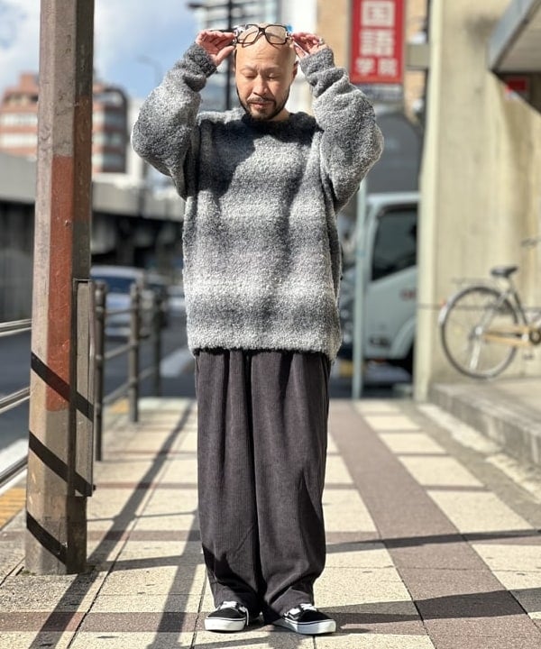 BEAMS OUTLETのグラデーション クルーネック ニットを使ったコーディネートを紹介します。｜Rakuten Fashion(楽天ファッション／旧楽天ブランドアベニュー)6237409