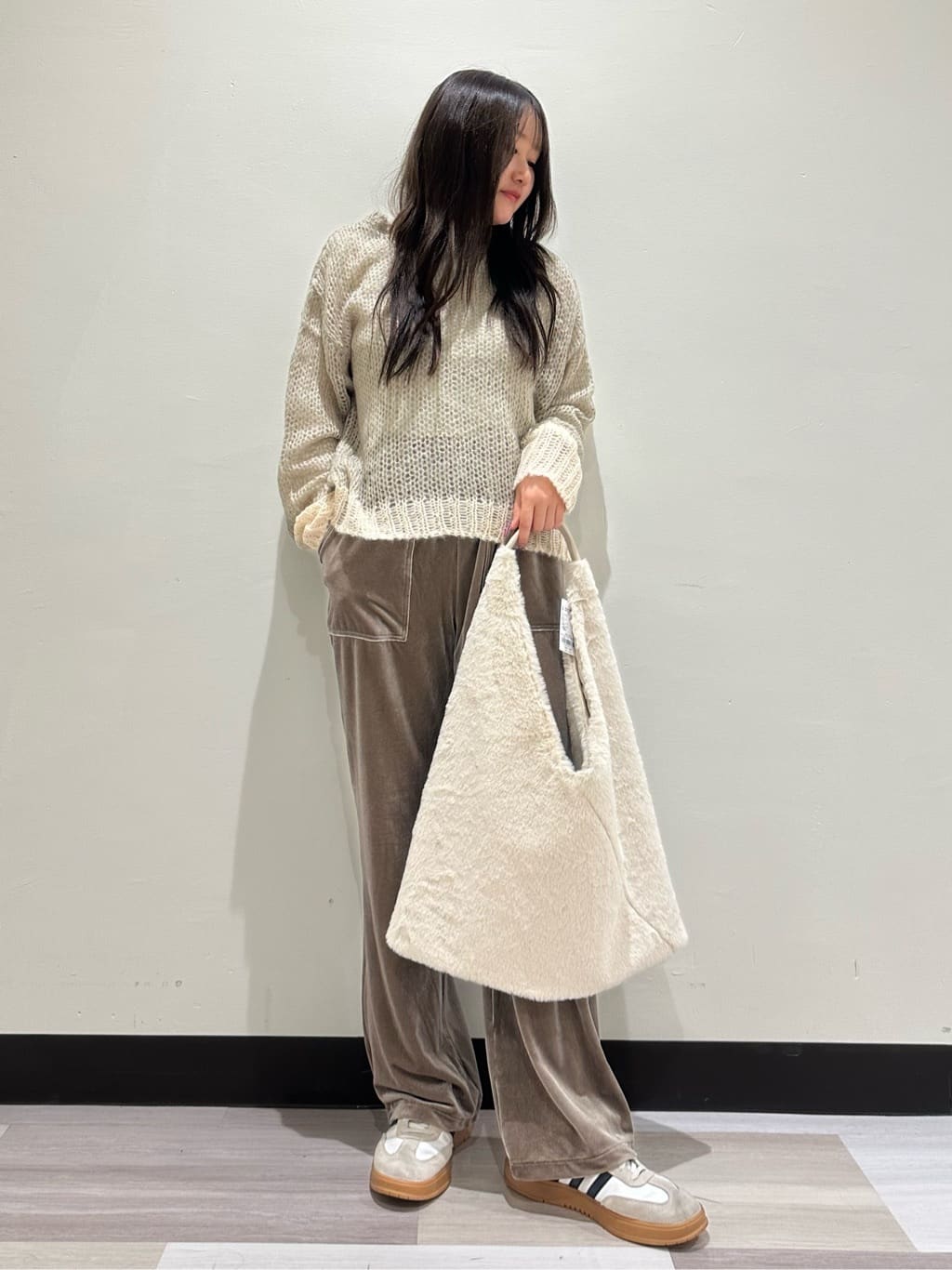 AMERICAN HOLICのベイカーベロアパンツを使ったコーディネートを紹介します。｜Rakuten Fashion(楽天ファッション／旧楽天ブランドアベニュー)6239333