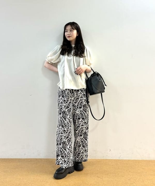 BEAMS HEARTのリーフプリント イージー パンツを使ったコーディネートを紹介します。｜Rakuten Fashion(楽天ファッション／旧楽天ブランドアベニュー)6241387