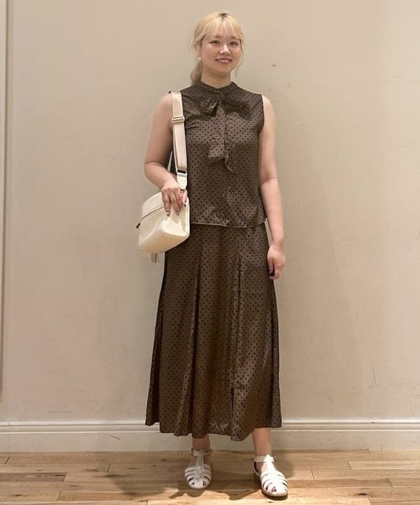 BEAMS HEARTの【秋まで使える】フロッキードット サテン ボウタイブラウス 25AW ノースリーブ きれいめ お仕事 オフィス オンオフ兼用を使ったコーディネートを紹介します。｜Rakuten Fashion(楽天ファッション／旧楽天ブランドアベニュー)6241613