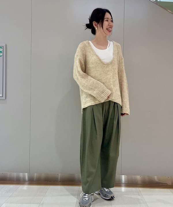 BEAMS HEARTのシアー Vネック ニットを使ったコーディネートを紹介します。｜Rakuten Fashion(楽天ファッション／旧楽天ブランドアベニュー)6241835