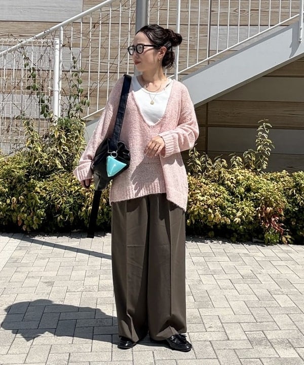 BEAMS HEARTのシアー Vネック ニットを使ったコーディネートを紹介します。｜Rakuten Fashion(楽天ファッション／旧楽天ブランドアベニュー)6241847