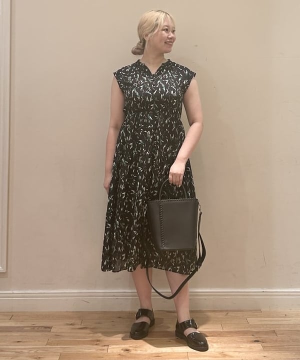 BEAMS HEARTの【秋まで使える】【洗濯機洗い可】スキッパー ティアード ワンピース 25AW フレンチスリーブ 秋色を使ったコーディネートを紹介します。｜Rakuten Fashion(楽天ファッション／旧楽天ブランドアベニュー)6241857