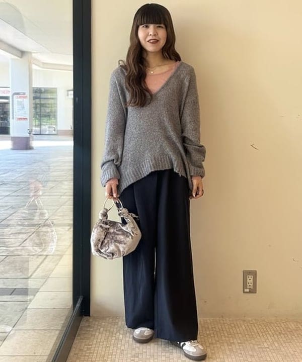 BEAMS HEARTのシアー Vネック ニットを使ったコーディネートを紹介します。｜Rakuten Fashion(楽天ファッション／旧楽天ブランドアベニュー)6243167