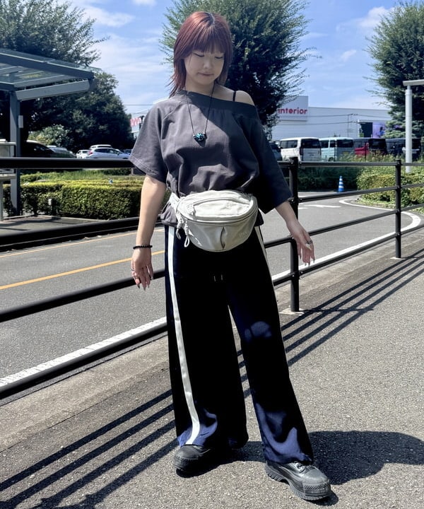 BEAMS HEARTのサテン ライン トラックパンツを使ったコーディネートを紹介します。｜Rakuten Fashion(楽天ファッション／旧楽天ブランドアベニュー)6243590