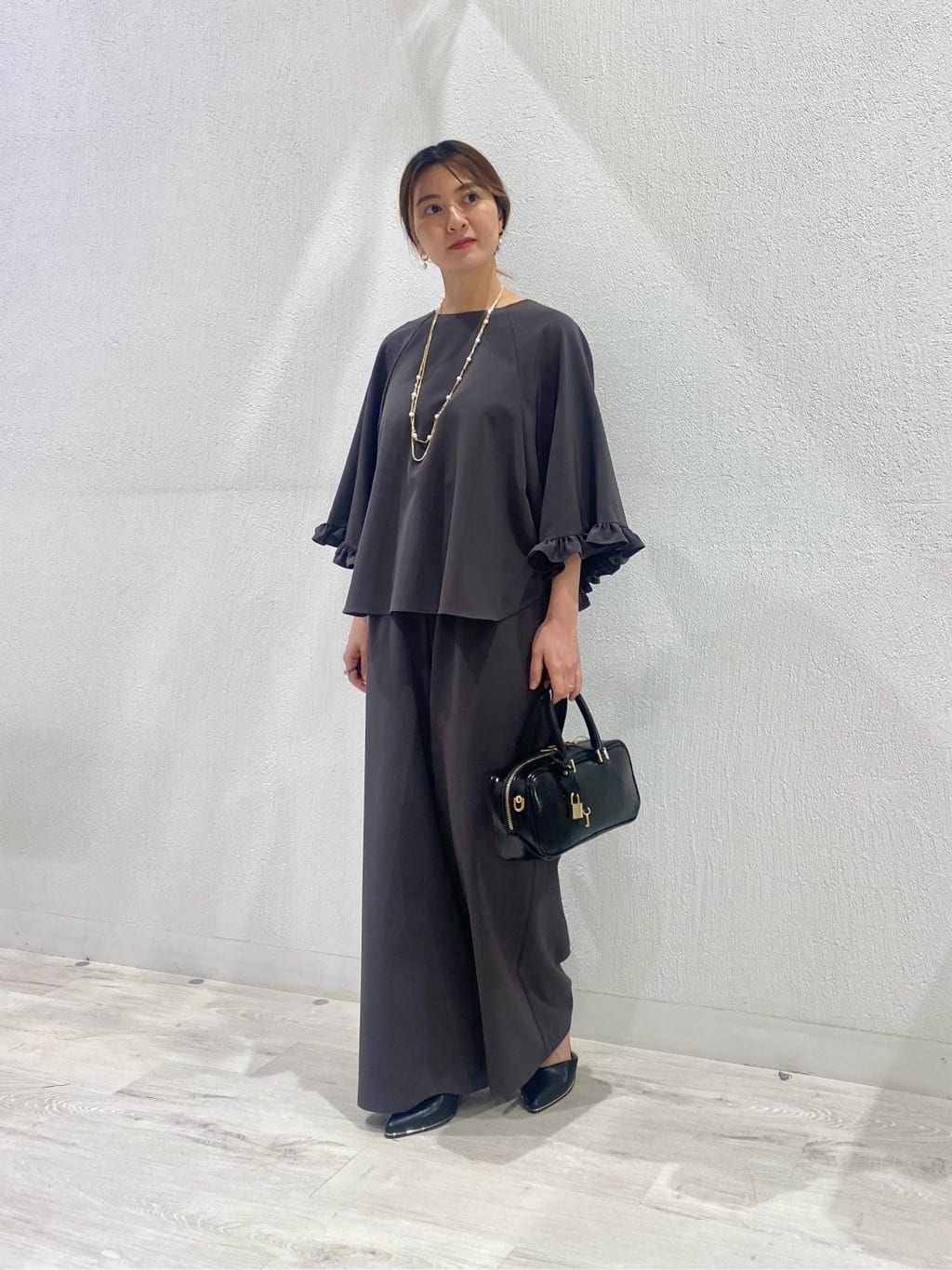 Vinのストレッチツイルフリル袖ブラウスを使ったコーディネートを紹介します。｜Rakuten Fashion(楽天ファッション／旧楽天ブランドアベニュー)6243914