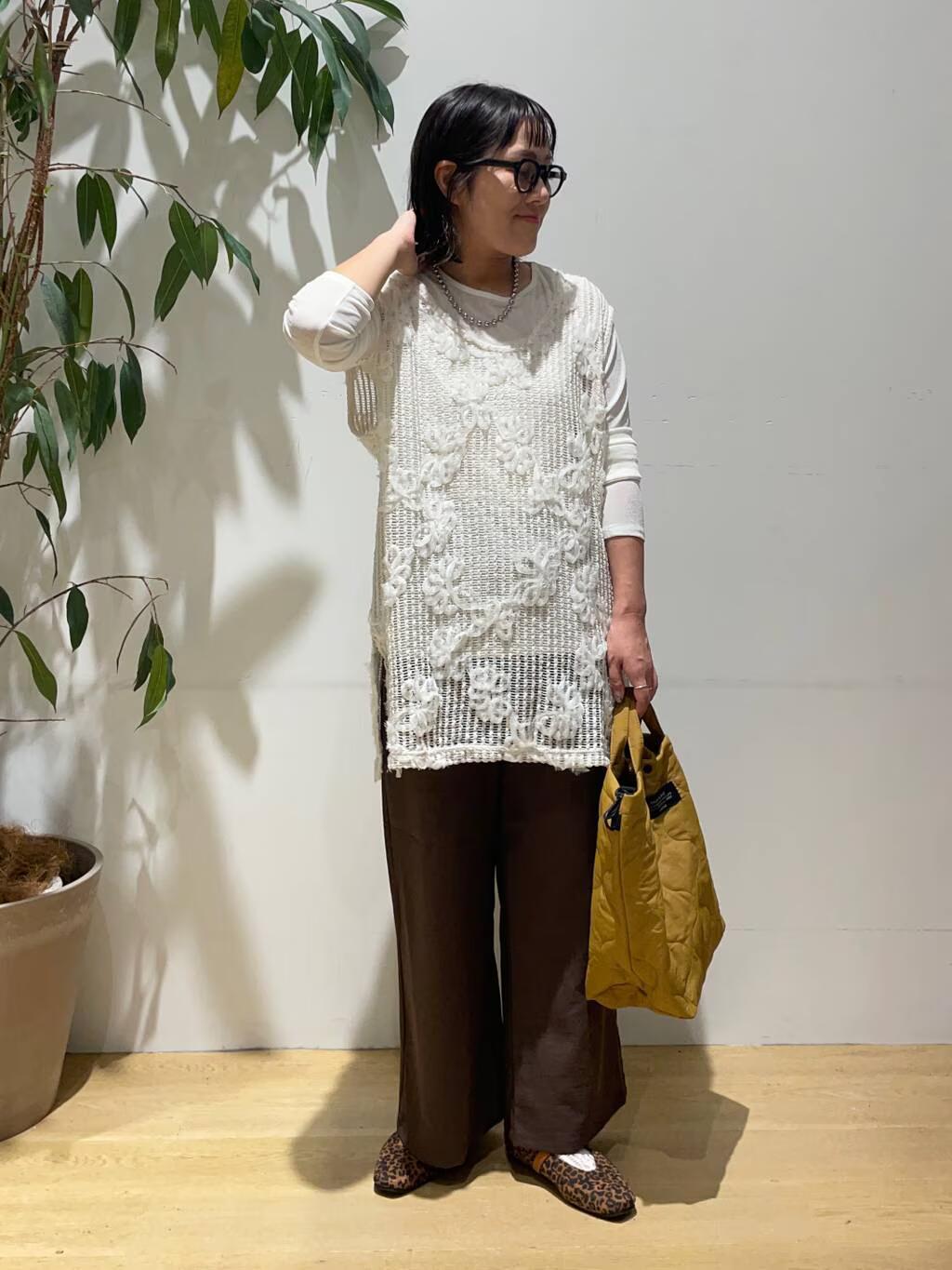 LAKOLEのコード刺繍レースベストを使ったコーディネートを紹介します。｜Rakuten Fashion(楽天ファッション／旧楽天ブランドアベニュー)6250194