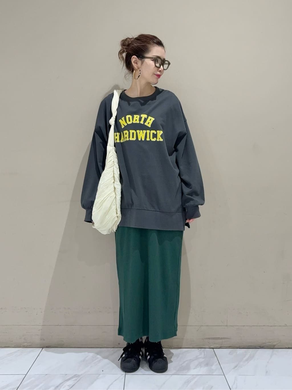 Green Parksの・QUON ワイドプリーツショルダーバッグを使ったコーディネートを紹介します。｜Rakuten Fashion(楽天ファッション／旧楽天ブランドアベニュー)6263125