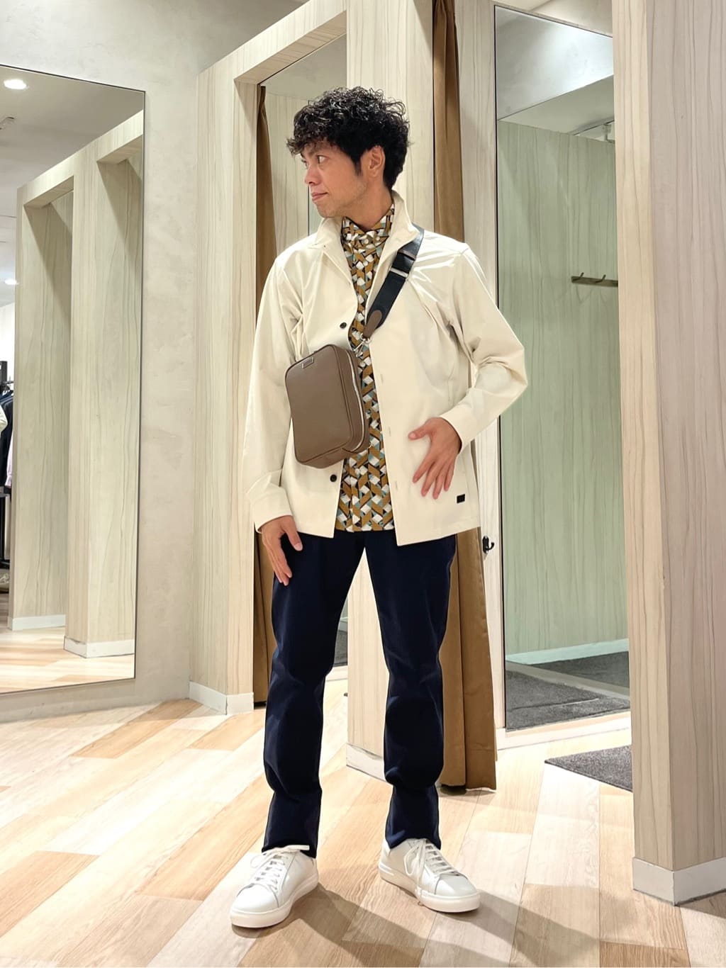 TAKEO KIKUCHIの【3D ナイロン ストレッチ】スタンドカラー シャツブルゾンを使ったコーディネートを紹介します。｜Rakuten Fashion(楽天ファッション／旧楽天ブランドアベニュー)6272837