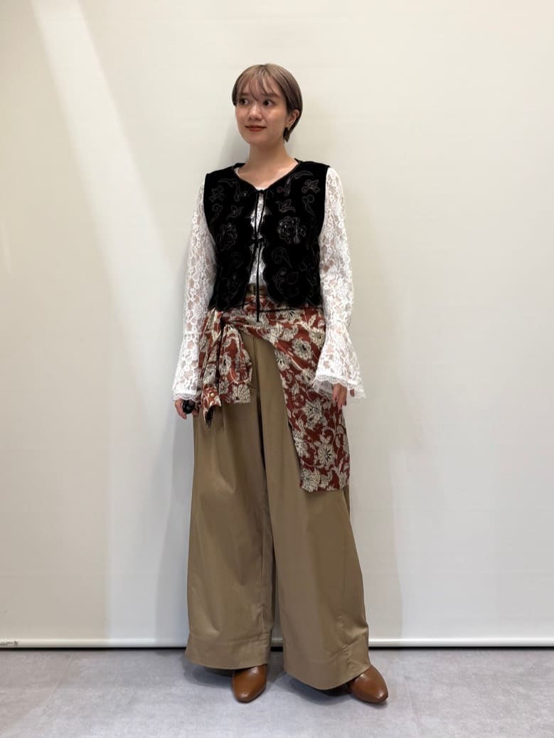 Vinのレース刺繍ベロアベストを使ったコーディネートを紹介します。｜Rakuten Fashion(楽天ファッション／旧楽天ブランドアベニュー)6277407