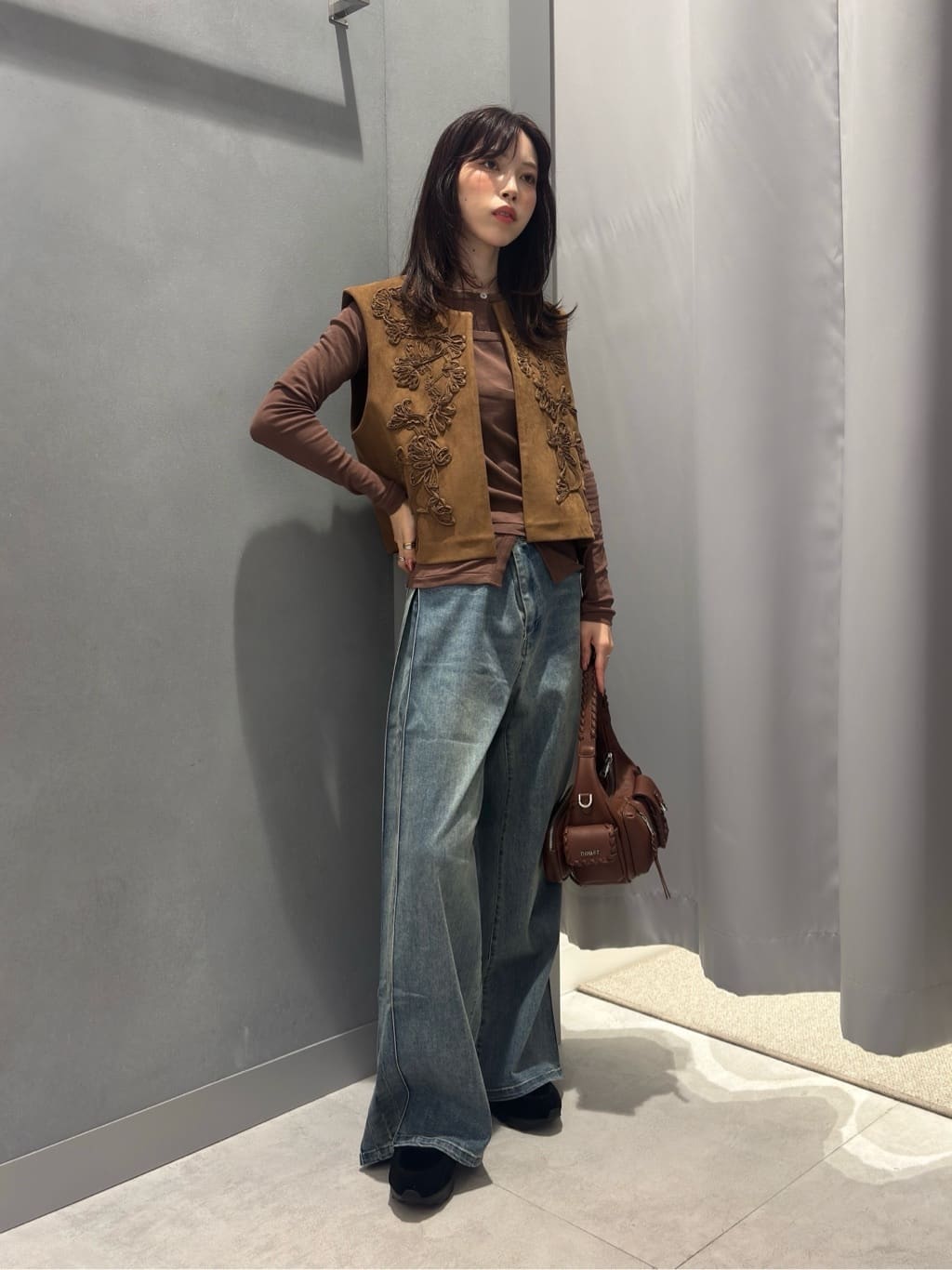 Vinのフェイクスウェード刺繍ベストを使ったコーディネートを紹介します。｜Rakuten Fashion(楽天ファッション／旧楽天ブランドアベニュー)6278301