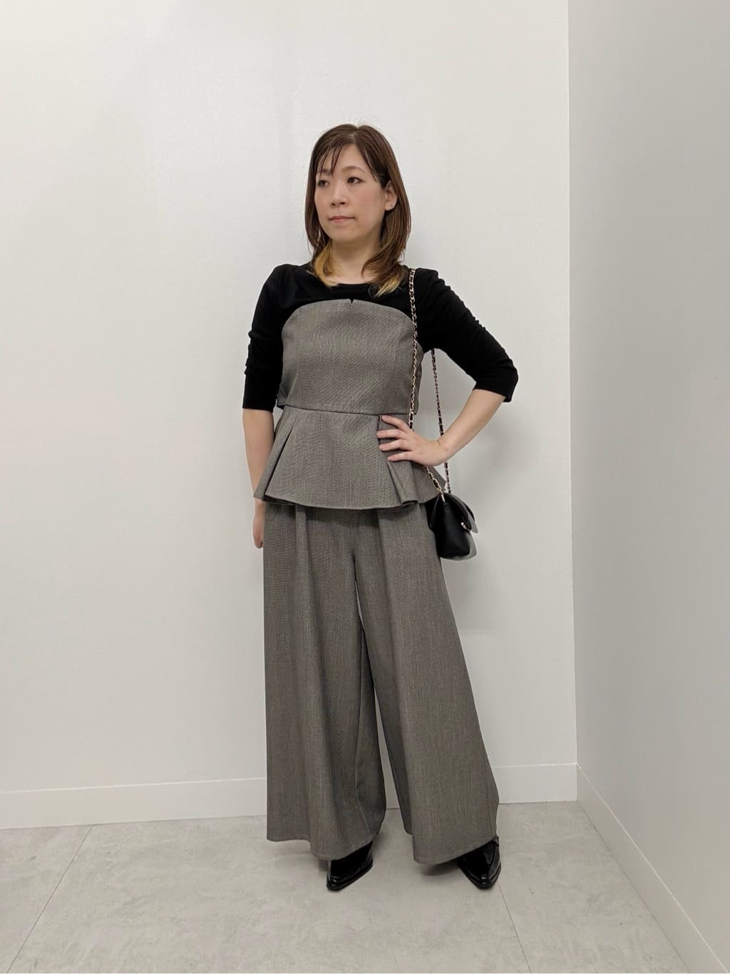 VinのペプラムビスチェドッキングTシャツを使ったコーディネートを紹介します。｜Rakuten Fashion(楽天ファッション／旧楽天ブランドアベニュー)6281998