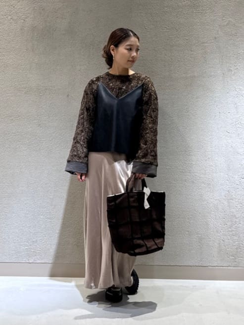 Vinのベロア刺繍レーストップスを使ったコーディネートを紹介します。｜Rakuten Fashion(楽天ファッション／旧楽天ブランドアベニュー)6290634