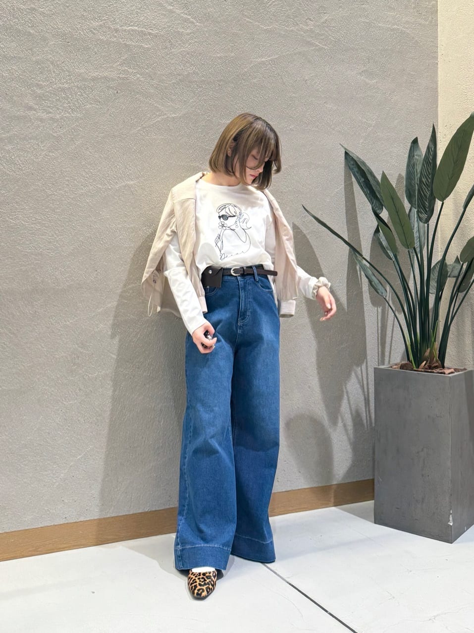 Vinのレディモチーフ刺繍長袖Tシャツを使ったコーディネートを紹介します。｜Rakuten Fashion(楽天ファッション／旧楽天ブランドアベニュー)6292612