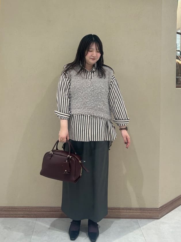 VinのチュールテープヤーンVネックベストを使ったコーディネートを紹介します。｜Rakuten Fashion(楽天ファッション／旧楽天ブランドアベニュー)6292976