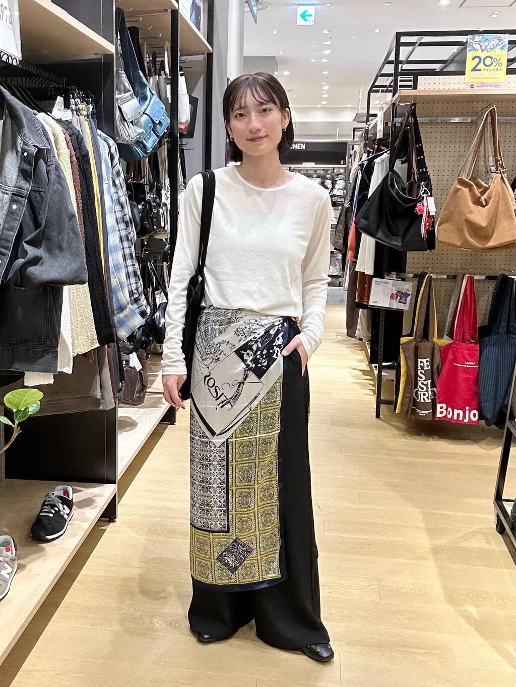 LAKOLEのスラブシアー長袖Tを使ったコーディネートを紹介します。｜Rakuten Fashion(楽天ファッション／旧楽天ブランドアベニュー)6296697