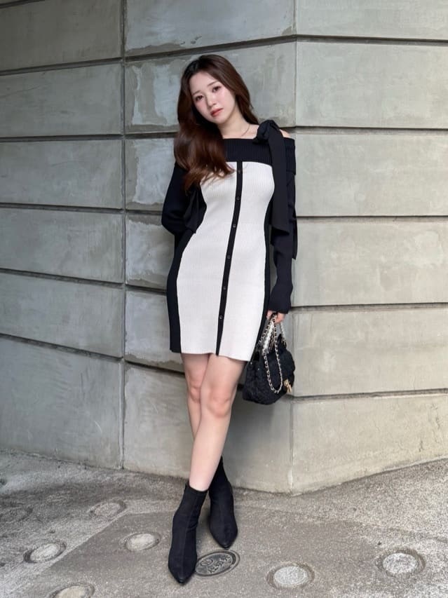 riendaのバイカラーオフショルリボンニットミニワンピースを使った